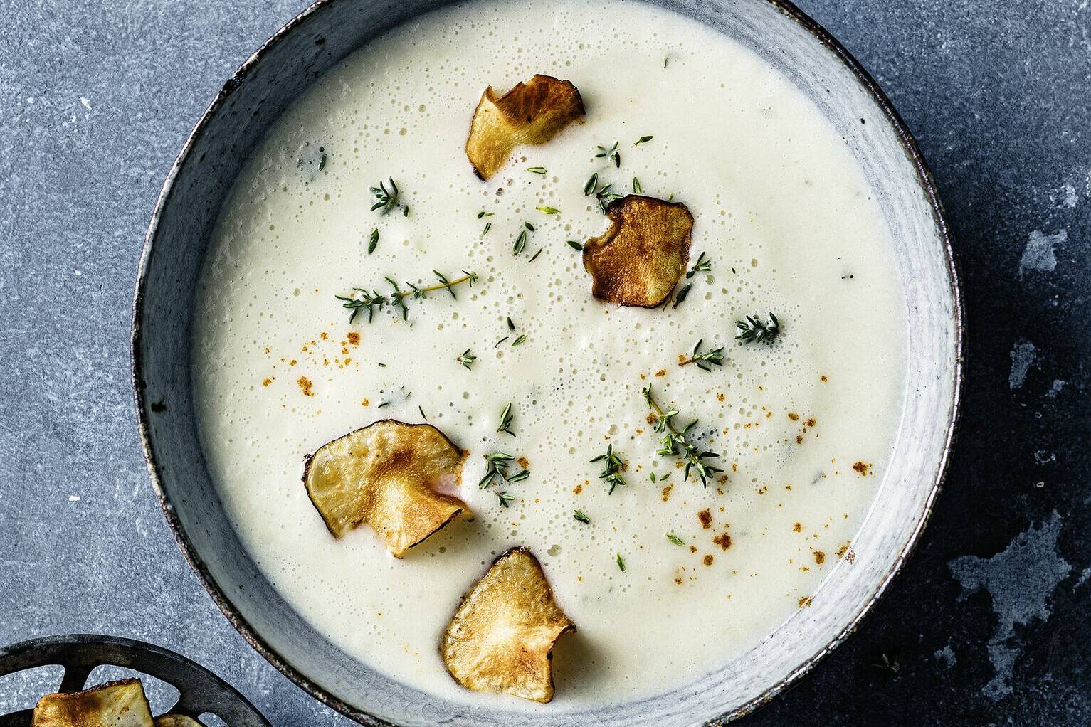 Topinambursuppe mit selbst gemachten Chips Rezept | Küchengötter Topinambursuppe mit selbst gemachten Chips Rezept | Küchengötter