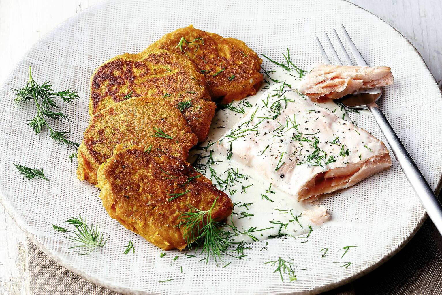 Süsskartoffel-Bratlinge mit Lachs Rezept | Küchengötter Süsskartoffel-Bratlinge mit Lachs Rezept | Küchengötter