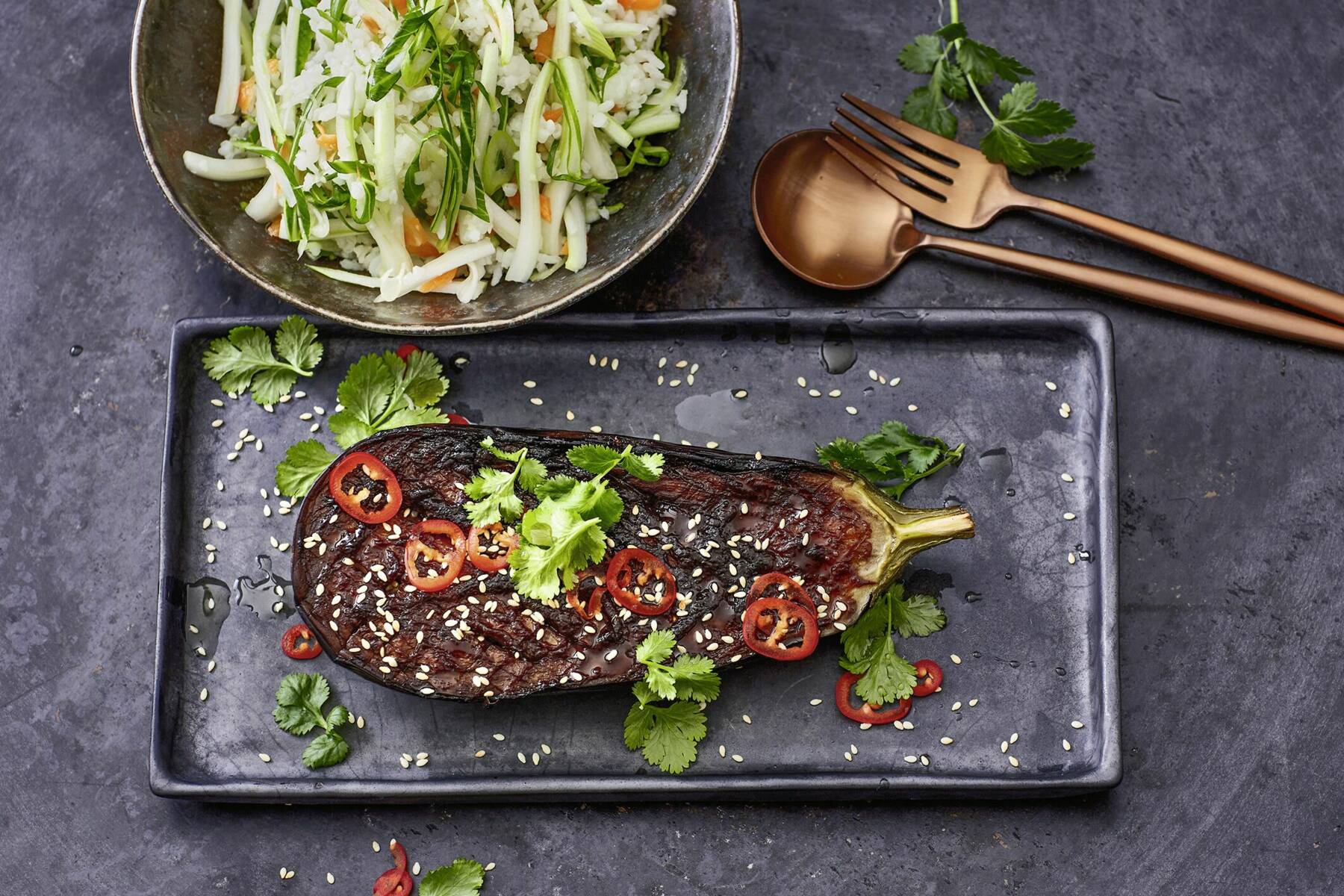 Miso-Auberginen mit Reissalat Rezept | Küchengötter Miso-Auberginen mit Reissalat Rezept | Küchengötter