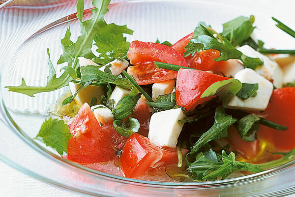 Kräuter-Tomatensalat mit Mozzarella Rezept | Küchengötter Kräuter-Tomatensalat mit Mozzarella Rezept | Küchengötter