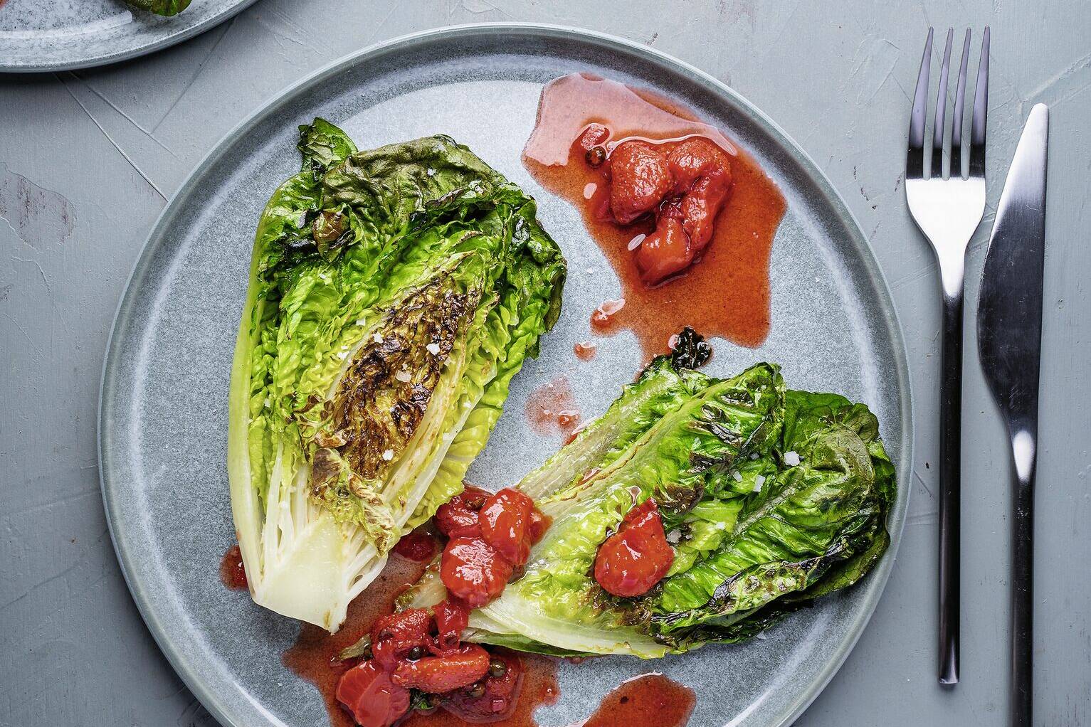 Gebratene Salatherzen auf pfeffrigem Erdbeer-Chutney Rezept | Küchengötter Gebratene Salatherzen auf pfeffrigem Erdbeer-Chutney Rezept | Küchengötter