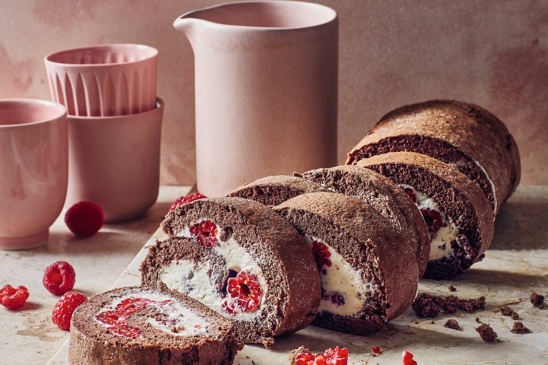 Himbeer-Kakao-Rolle mit Erythrit Rezept | Küchengötter