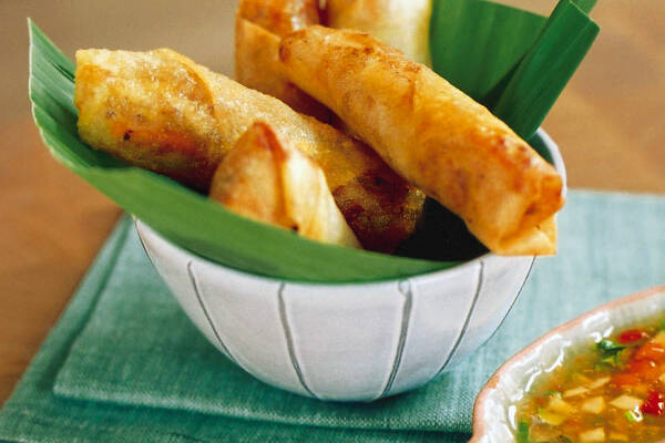 Frühlingsröllchen mit Sweet-Chili-Dip