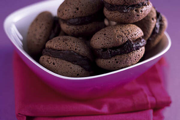 Mandelmakronen mit Schokofüllung Rezept | Küchengötter Mandelmakronen mit Schokofüllung Rezept | Küchengötter