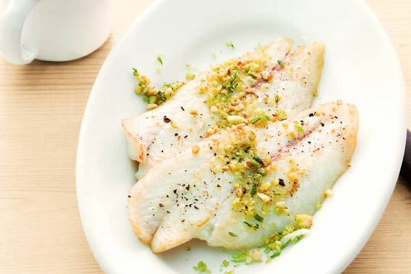 Fisch mit Knoblauch-Nuss-Mix Rezept | Küchengötter