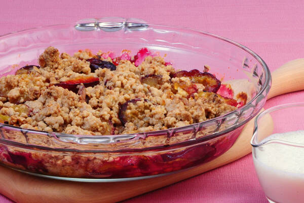Zwetschgen-Ingwer-Crumble mit Vanillesauce Rezept | Küchengötter