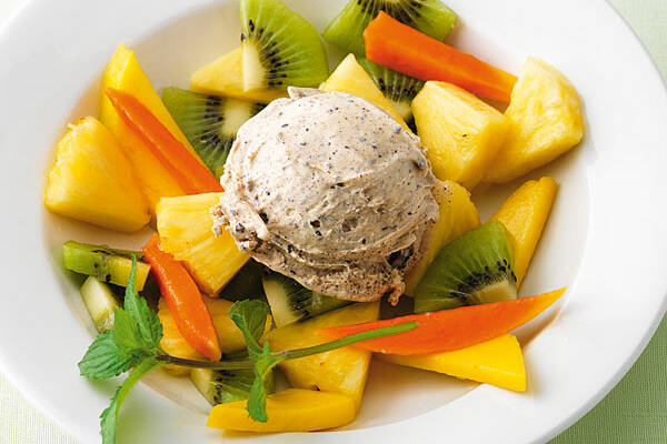 Schoko-Minz-Eis mit Früchten Rezept | Küchengötter Schoko-Minz-Eis mit Früchten Rezept | Küchengötter