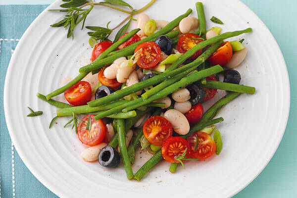 Bohnensalat weiß-grün mit Tomaten und Oliven Rezept | Küchengötter