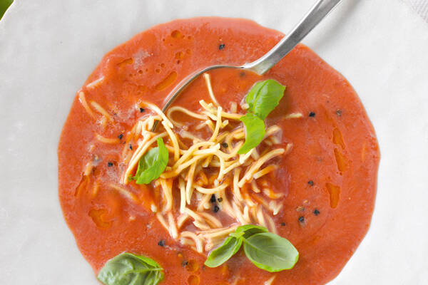 Tomatensuppe mit Asia-Nudeln Rezept | Küchengötter Tomatensuppe mit Asia-Nudeln Rezept | Küchengötter