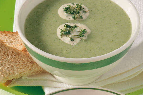Brokkolicremesuppe mit Kressesahne Rezept | Küchengötter