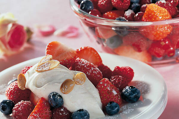 Beerensalat mit Joghurtcreme Rezept | Küchengötter