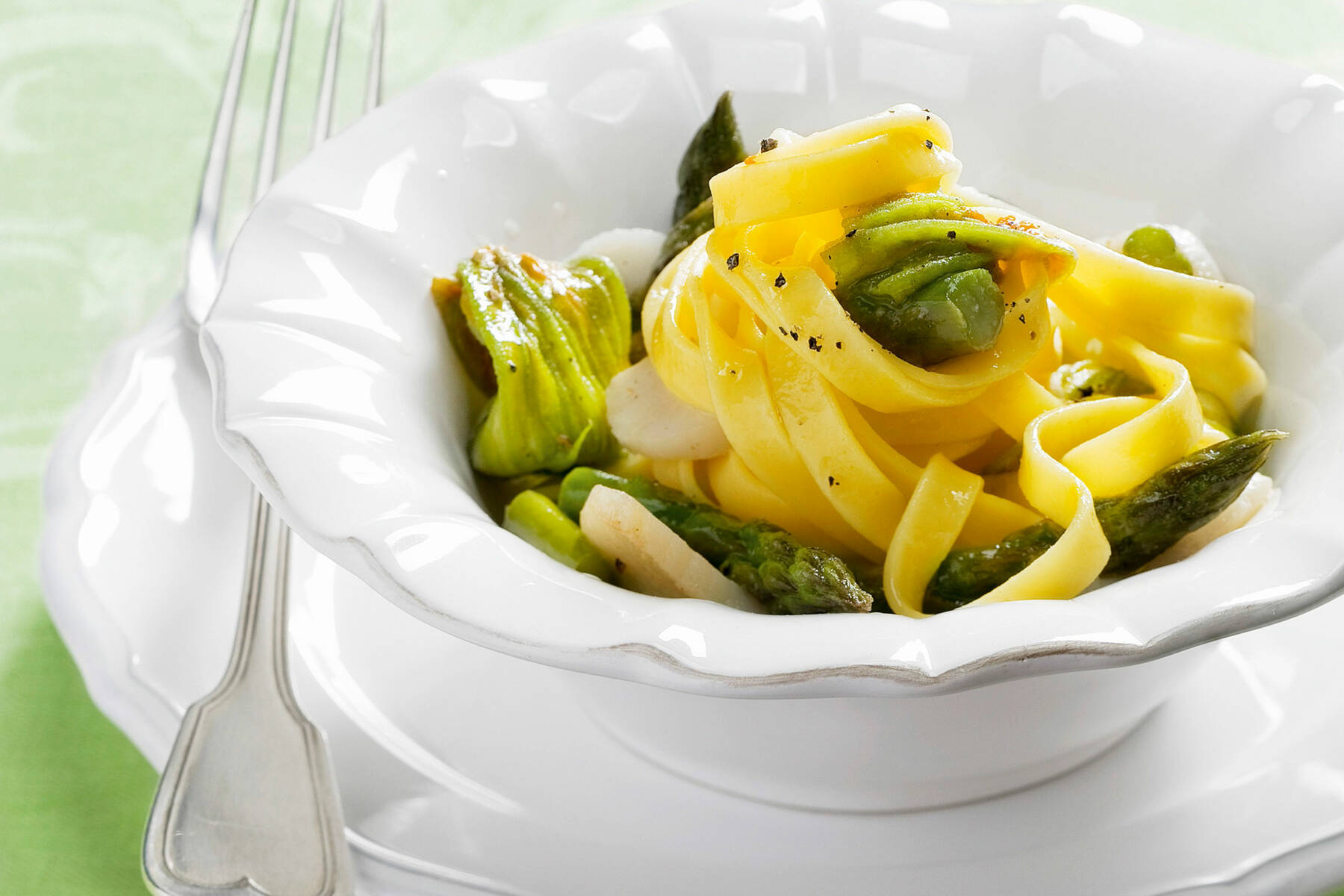 Tagliatelle mit Zucchiniblüten und Jakobsmuscheln Rezept | Küchengötter Tagliatelle mit Zucchiniblüten und Jakobsmuscheln Rezept | Küchengötter