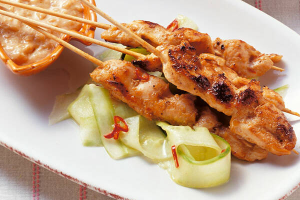 Saté-Spieße mit Erdnuss-Sauce Rezept | Küchengötter Saté-Spieße mit Erdnuss-Sauce Rezept | Küchengötter