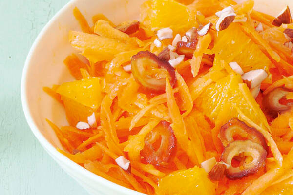 Möhren-Orangen-Salat mit Datteln & Mandeln Rezept | Küchengötter Möhren-Orangen-Salat mit Datteln & Mandeln Rezept | Küchengötter