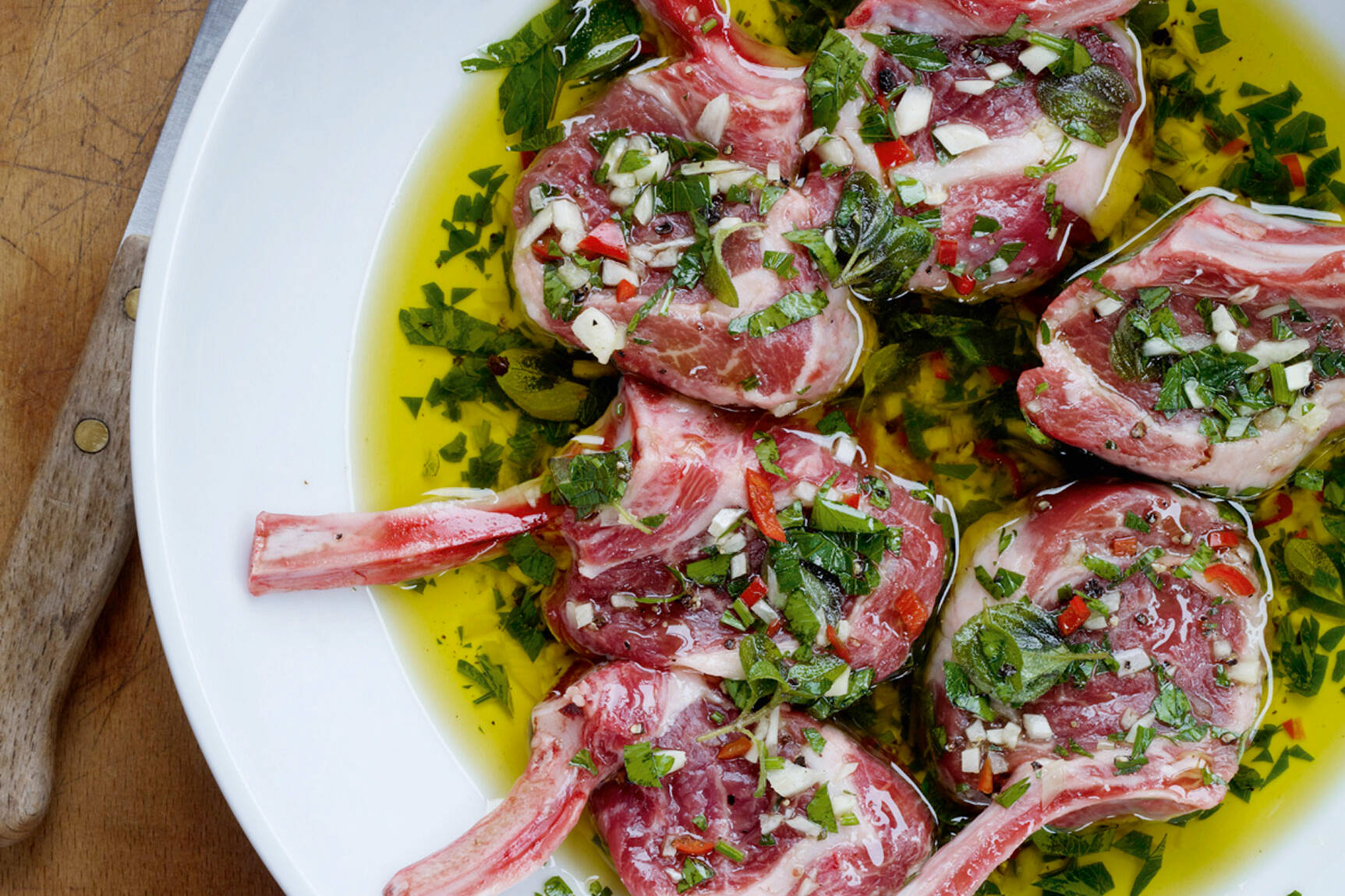 Lammkoteletts mit scharfer Kräuter-Knoblauch-Marinade Rezept | Küchengötter Lammkoteletts mit scharfer Kräuter-Knoblauch-Marinade Rezept | Küchengötter