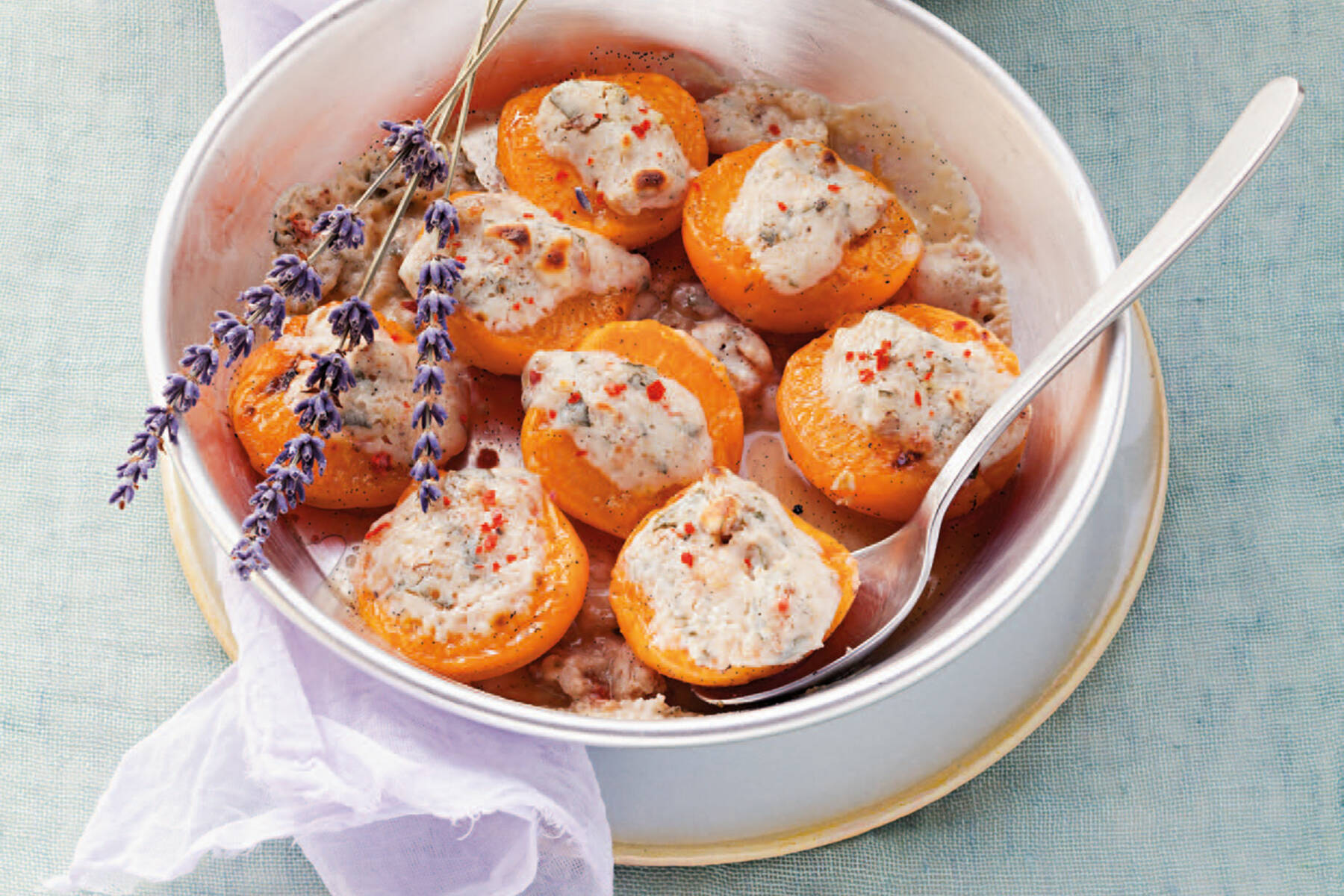 Gratinierte Aprikosen mit Walnuss-Ziegenfrischkäse-Füllung und ... Gratinierte Aprikosen mit Walnuss-Ziegenfrischkäse-Füllung und ...