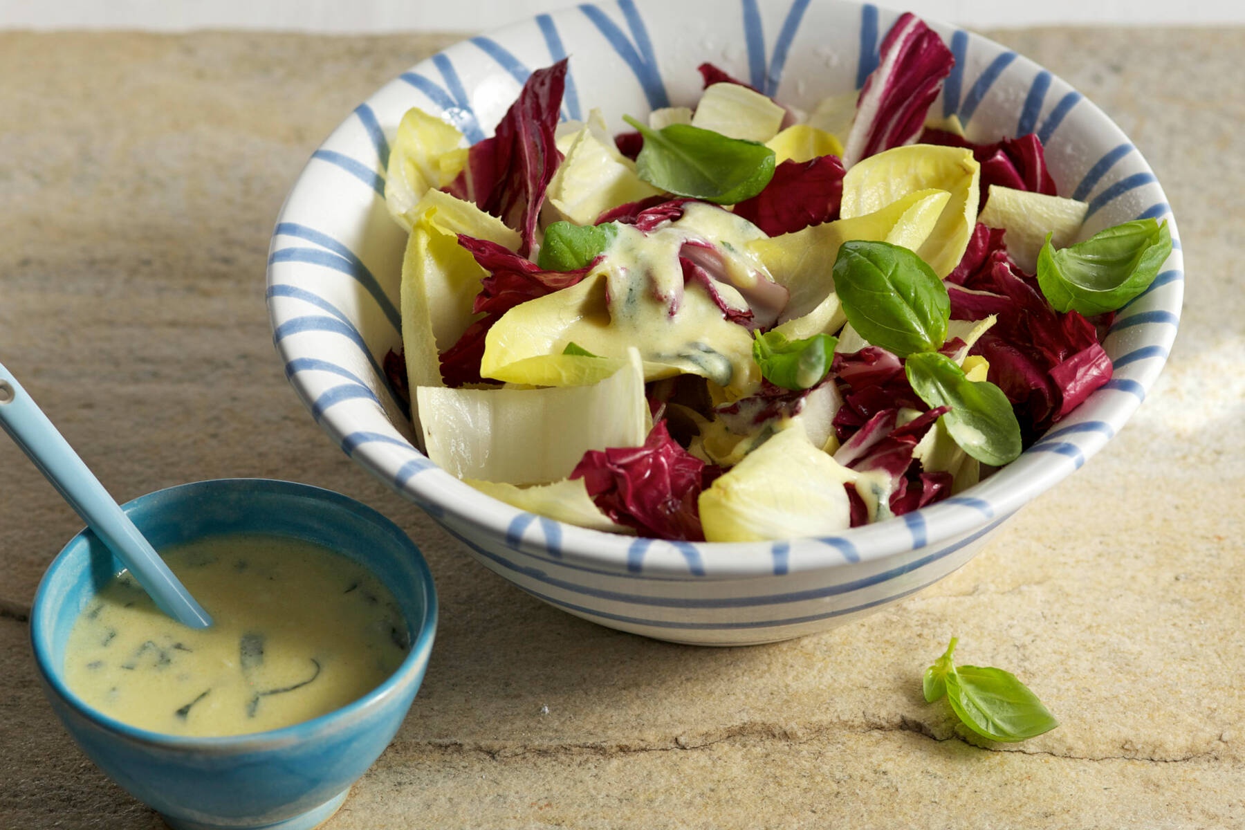 Radicchio-Chicorée-Salat mit Käsedressing Rezept | Küchengötter Radicchio-Chicorée-Salat mit Käsedressing Rezept | Küchengötter