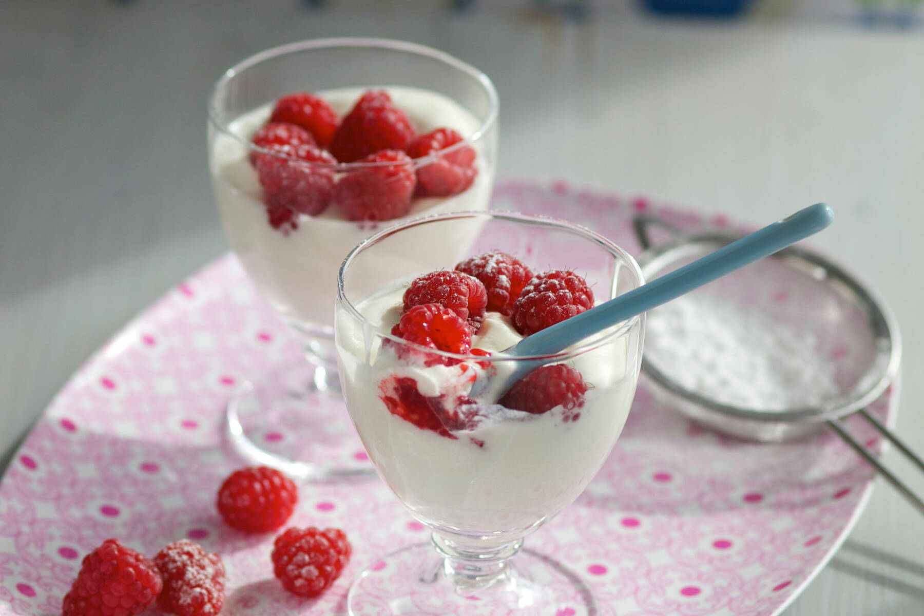 Quarkcreme mit Himbeeren Rezept | Küchengötter Quarkcreme mit Himbeeren Rezept | Küchengötter
