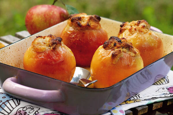 Bratäpfel mit Marzipanfüllung und Walnüssen Rezept | Küchengötter Bratäpfel mit Marzipanfüllung und Walnüssen Rezept | Küchengötter