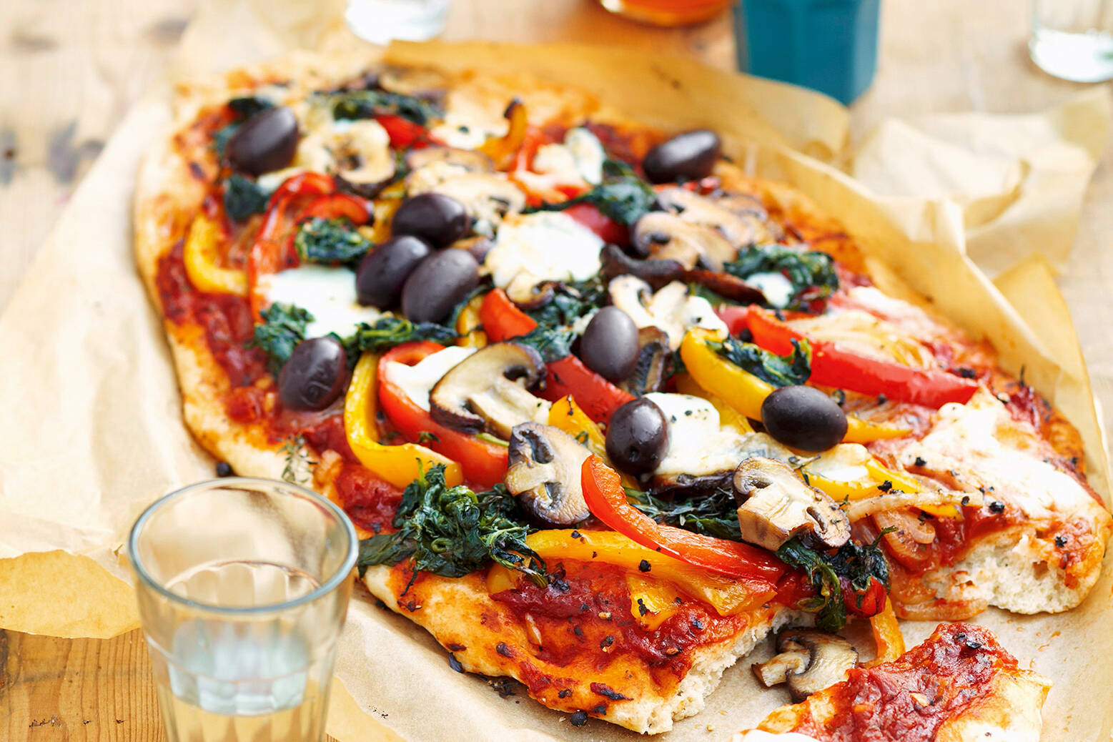 Pizza mit Pilzen und buntem Gemüse Rezept | Küchengötter