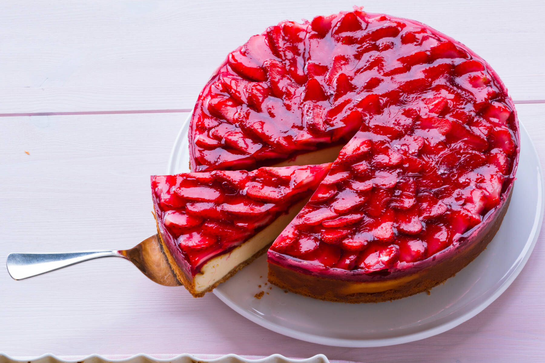 Cheesecake mit Erdbeeren und echter Vanille Rezept | Küchengötter Cheesecake mit Erdbeeren und echter Vanille Rezept | Küchengötter