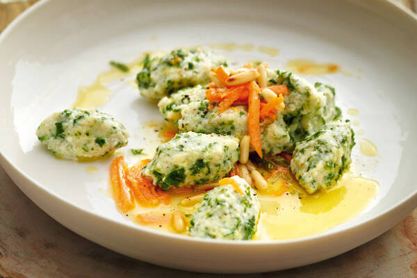 Grünkohl-Malfatti mit Kürbisbutter Rezept | Küchengötter Grünkohl-Malfatti mit Kürbisbutter Rezept | Küchengötter