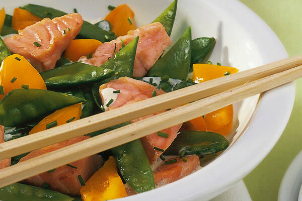 Lachs mit Zuckerschoten und Paprika Rezept | Küchengötter Lachs mit Zuckerschoten und Paprika Rezept | Küchengötter