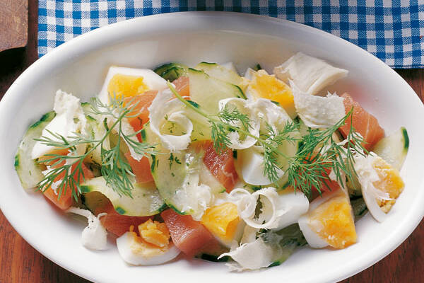 Westerländer Gurkensalat mit Lachs und Eiern Rezept | Küchengötter Westerländer Gurkensalat mit Lachs und Eiern Rezept | Küchengötter