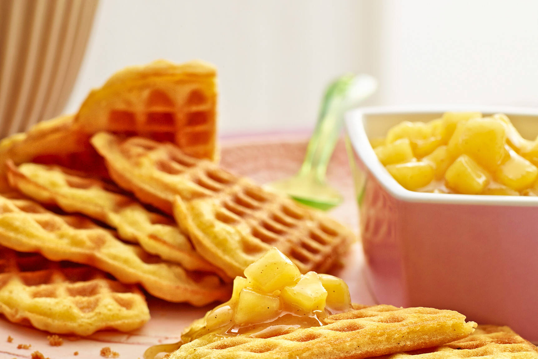 Muttis Feinwaffeln mit Apfelkompott Rezept | Küchengötter Muttis Feinwaffeln mit Apfelkompott Rezept | Küchengötter