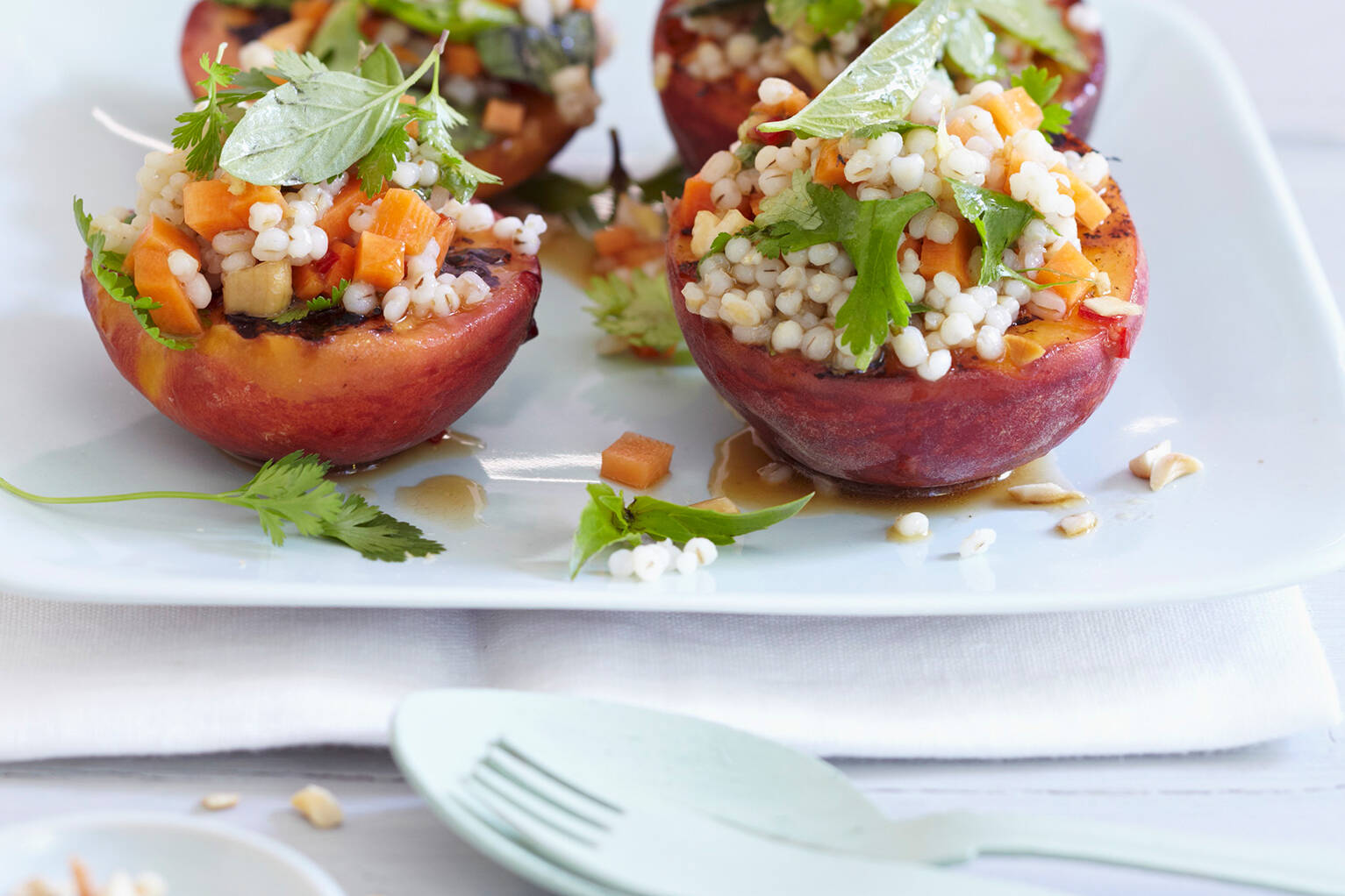 Gegrillte Pfirsiche mit Graupensalat Rezept | Küchengötter Gegrillte Pfirsiche mit Graupensalat Rezept | Küchengötter