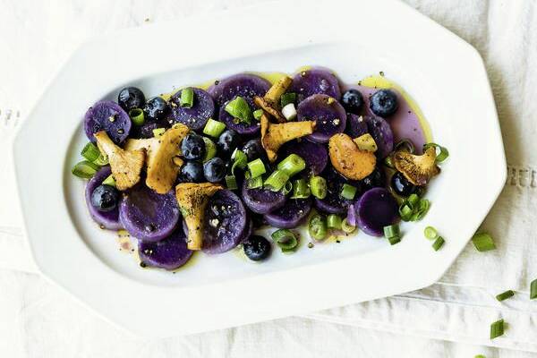 Blauer Kartoffelsalat mit Pilz-Vinaigrette Rezept | Küchengötter Blauer Kartoffelsalat mit Pilz-Vinaigrette Rezept | Küchengötter