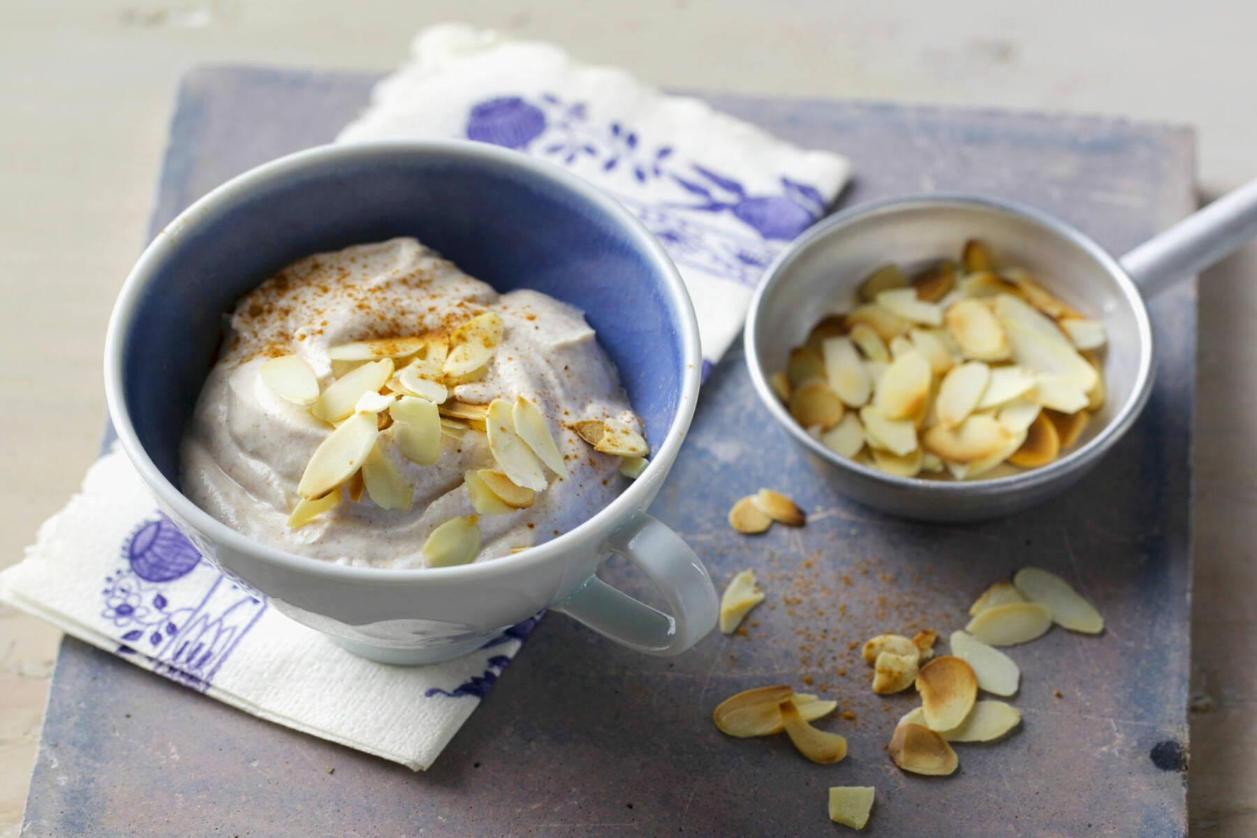 Zimtquark mit gerösteten Mandeln Rezept | Küchengötter Zimtquark mit gerösteten Mandeln Rezept | Küchengötter