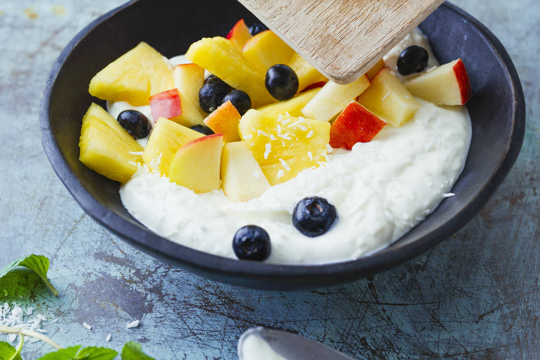 Exotischer Obstsalat mit Kokosquark Rezept | Küchengötter Exotischer Obstsalat mit Kokosquark Rezept | Küchengötter