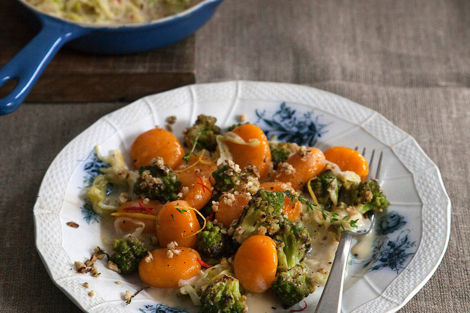 Knusprig vegane sigara-börek Vegane Kürbisgnocchi mit Haselnuss-Romanesco und Chili-Spitzkohl Rezept