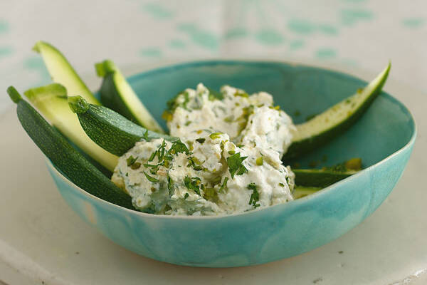 Fetadip mit Pistazien und Kräutern Rezept | Küchengötter Fetadip mit Pistazien und Kräutern Rezept | Küchengötter