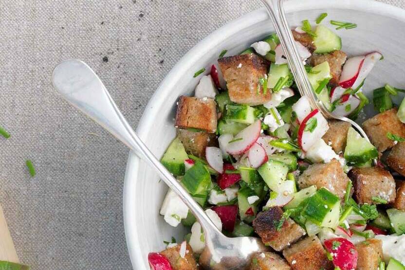 Brotsalat mit Radieschen Rezept | Küchengötter Brotsalat mit Radieschen Rezept | Küchengötter