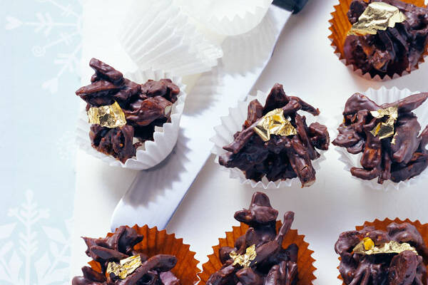 Dörrobst-Praline mit Schokolade und Blattgold Rezept | Küchengötter Dörrobst-Praline mit Schokolade und Blattgold Rezept | Küchengötter