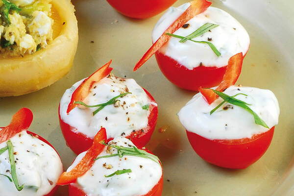 Gefüllte Kirschtomaten mit Ziegenfrischkäse Rezept | Küchengötter Gefüllte Kirschtomaten mit Ziegenfrischkäse Rezept | Küchengötter