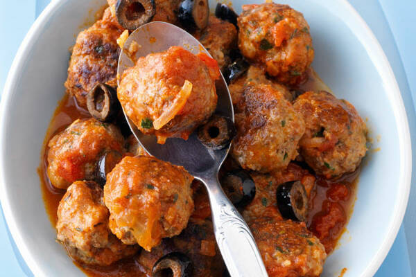 Hackbällchen in Tomaten-Oliven-Sauce Rezept | Küchengötter Hackbällchen in Tomaten-Oliven-Sauce Rezept | Küchengötter