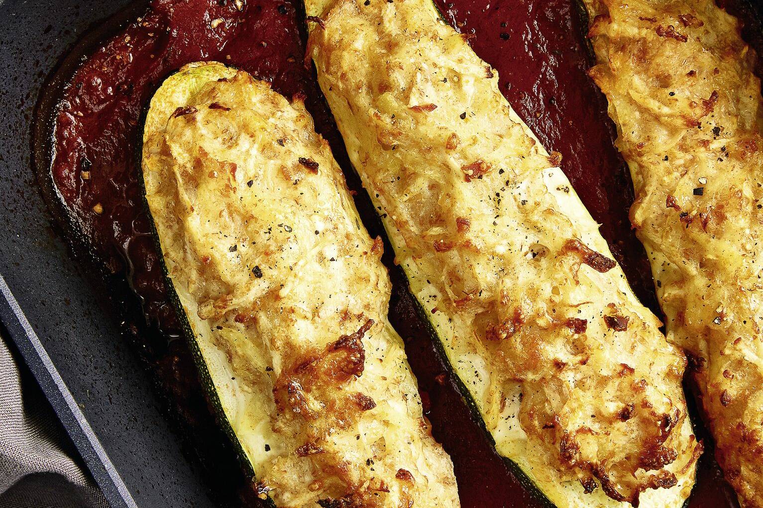 Zucchini mit Kartoffel-Petersilienwurzel-Kruste Rezept | Küchengötter Zucchini mit Kartoffel-Petersilienwurzel-Kruste Rezept | Küchengötter