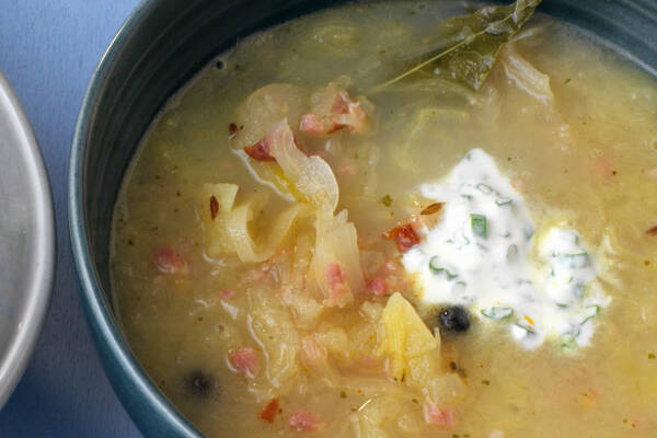 Sauerkrautsuppe mit Schnittlauchcreme Rezept | Küchengötter Sauerkrautsuppe mit Schnittlauchcreme Rezept | Küchengötter
