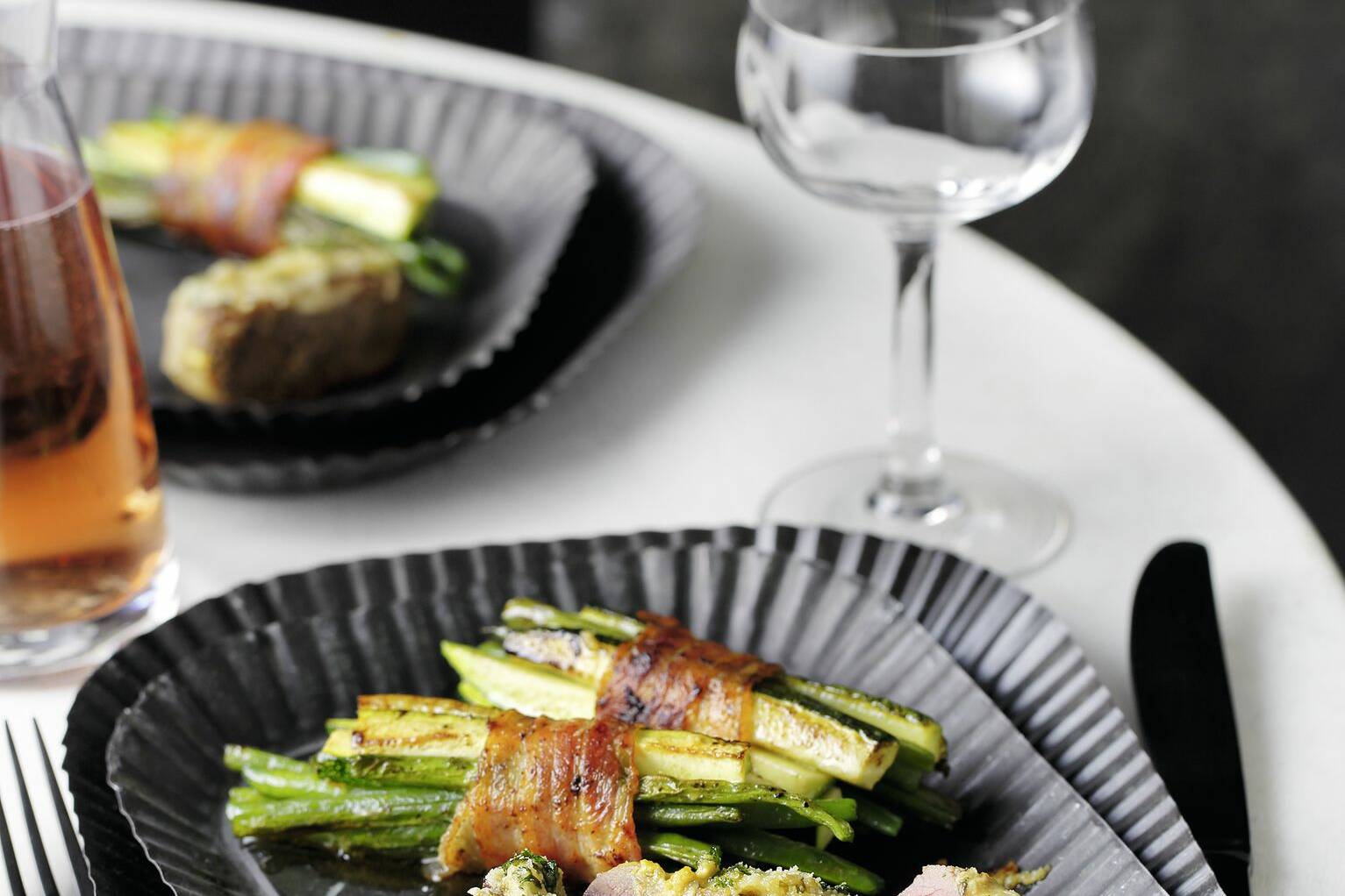 Keto Lammlachse mit Petersilien-Senf-Kruste | Küchengötter Keto Lammlachse mit Petersilien-Senf-Kruste | Küchengötter