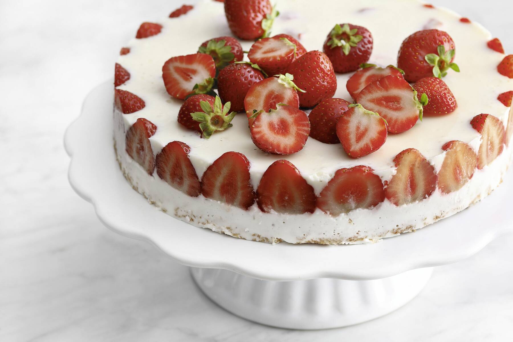 Joghurttorte mit Erdbeeren Rezept | Küchengötter Joghurttorte mit Erdbeeren Rezept | Küchengötter