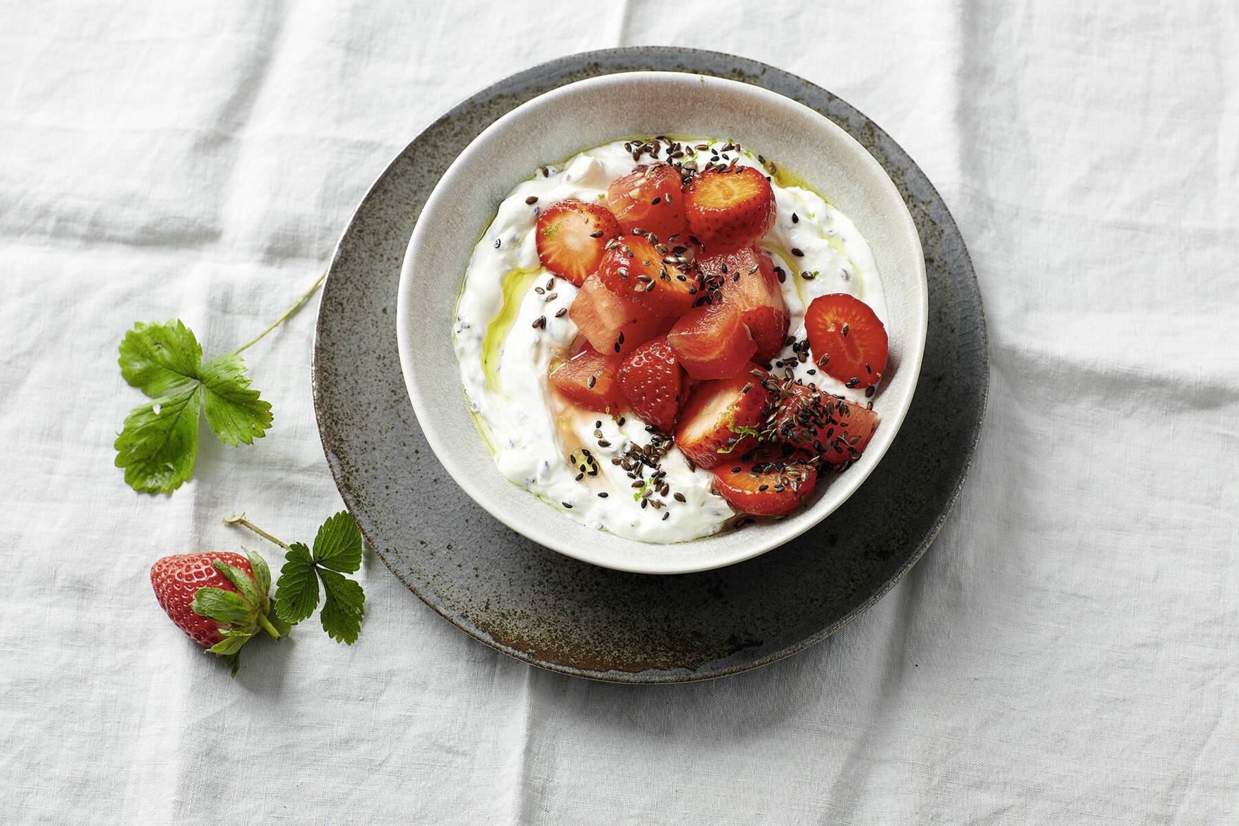 Melonen-Erdbeer-Salat mit Quark Rezept | Küchengötter Melonen-Erdbeer-Salat mit Quark Rezept | Küchengötter