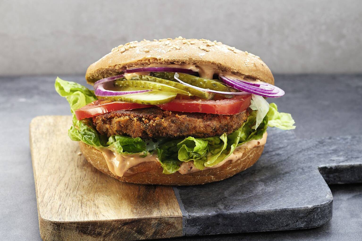 Schwarze-Bohnen-Burger mit Cocktailsauce Rezept | Küchengötter Schwarze-Bohnen-Burger mit Cocktailsauce Rezept | Küchengötter