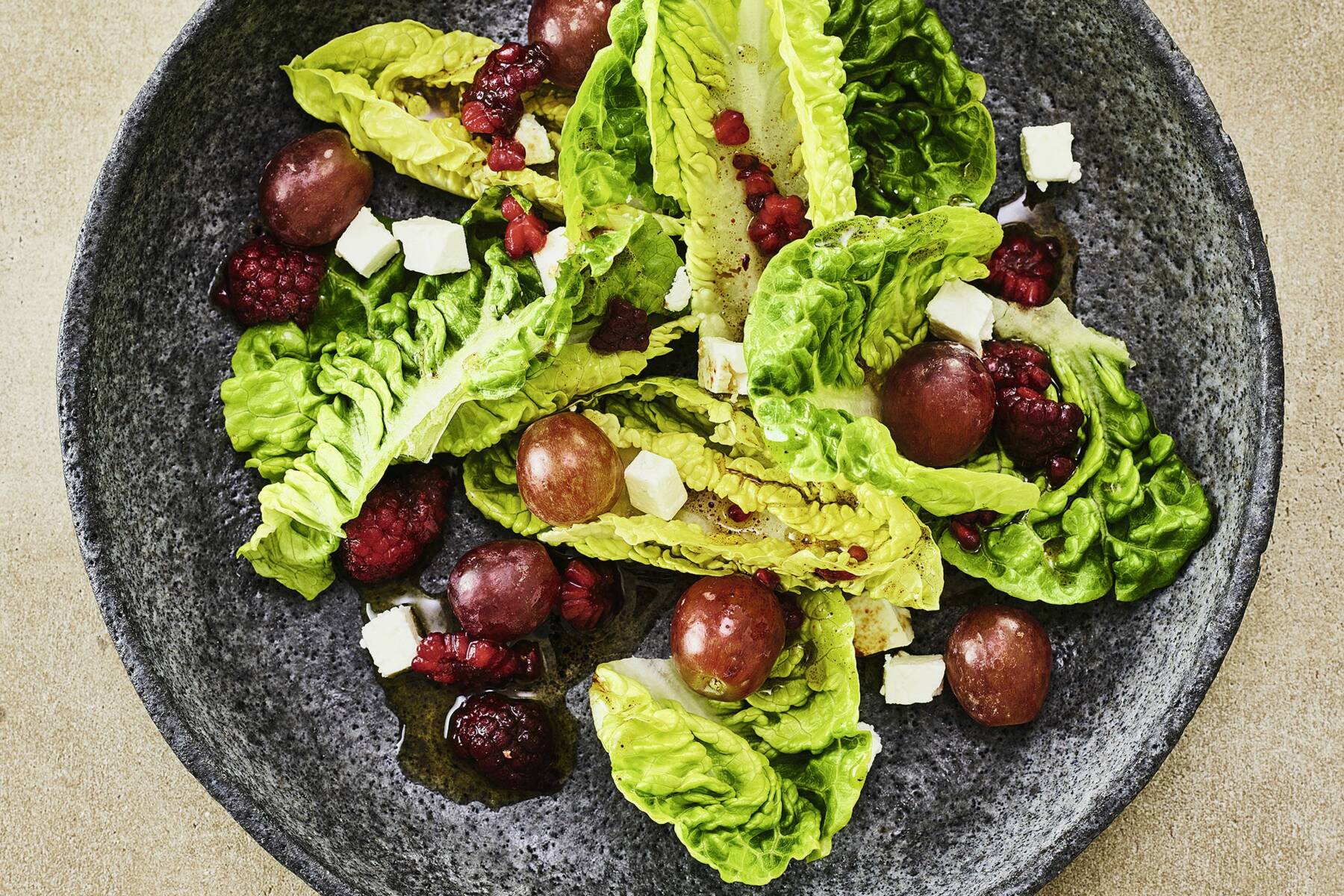 Blattsalat mit Weintrauben und Feta Rezept | Küchengötter