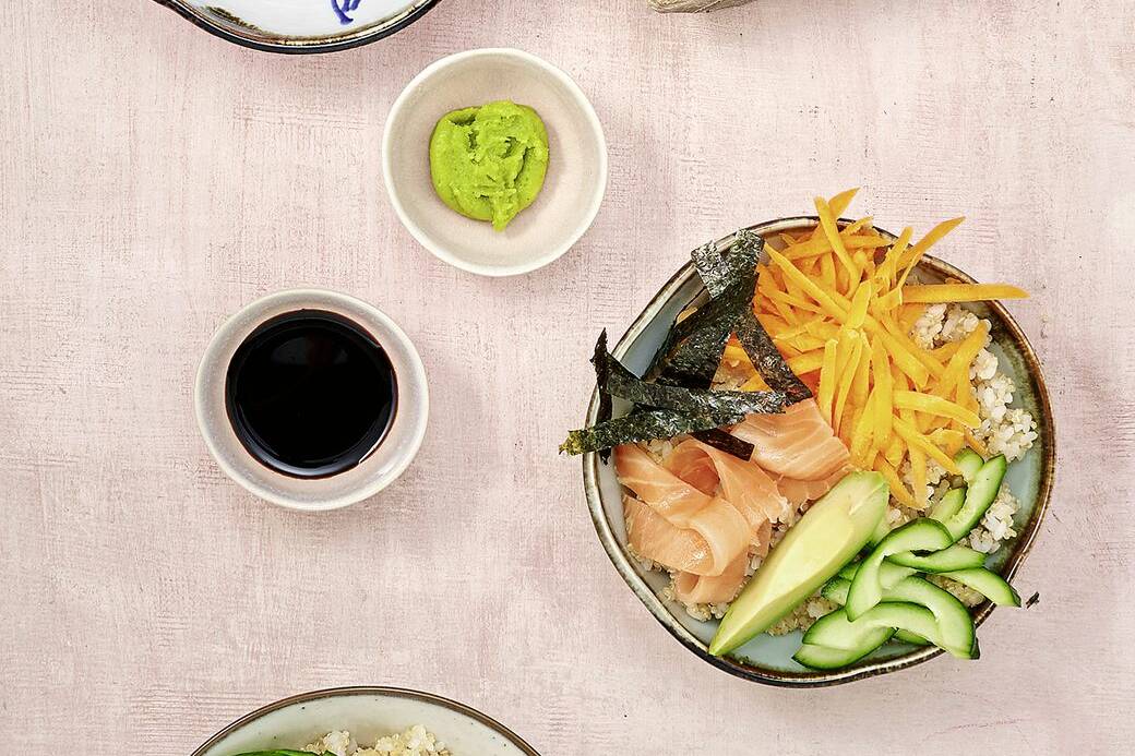 Sushi-Bowls mit Räucherlachs Rezept | Küchengötter
