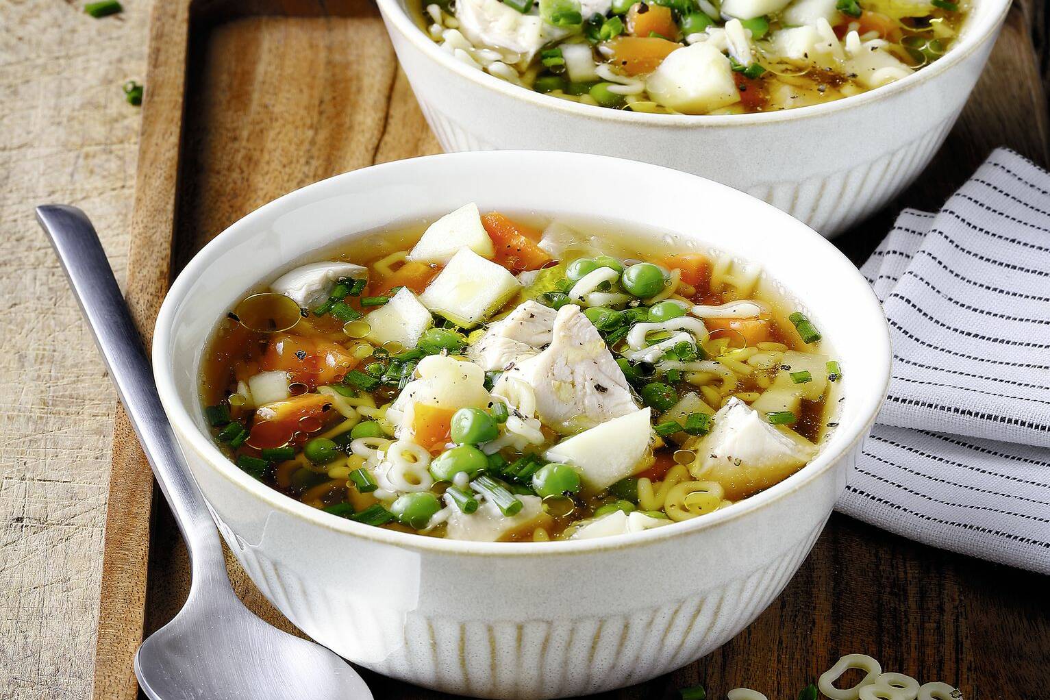 Buchstabensuppe mit Hähnchen und Gemüse Rezept | Küchengötter Buchstabensuppe mit Hähnchen und Gemüse Rezept | Küchengötter