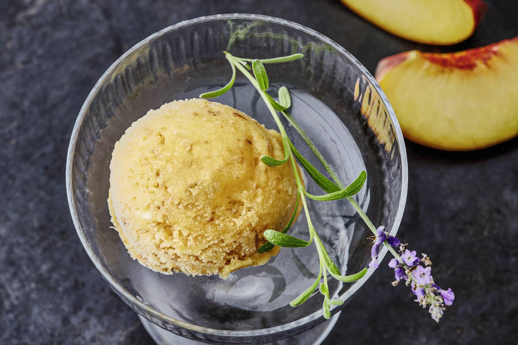 Pfirsich-Lavendel-Sorbet mit weißer Schokolade Rezept | Küchengötter Pfirsich-Lavendel-Sorbet mit weißer Schokolade Rezept | Küchengötter