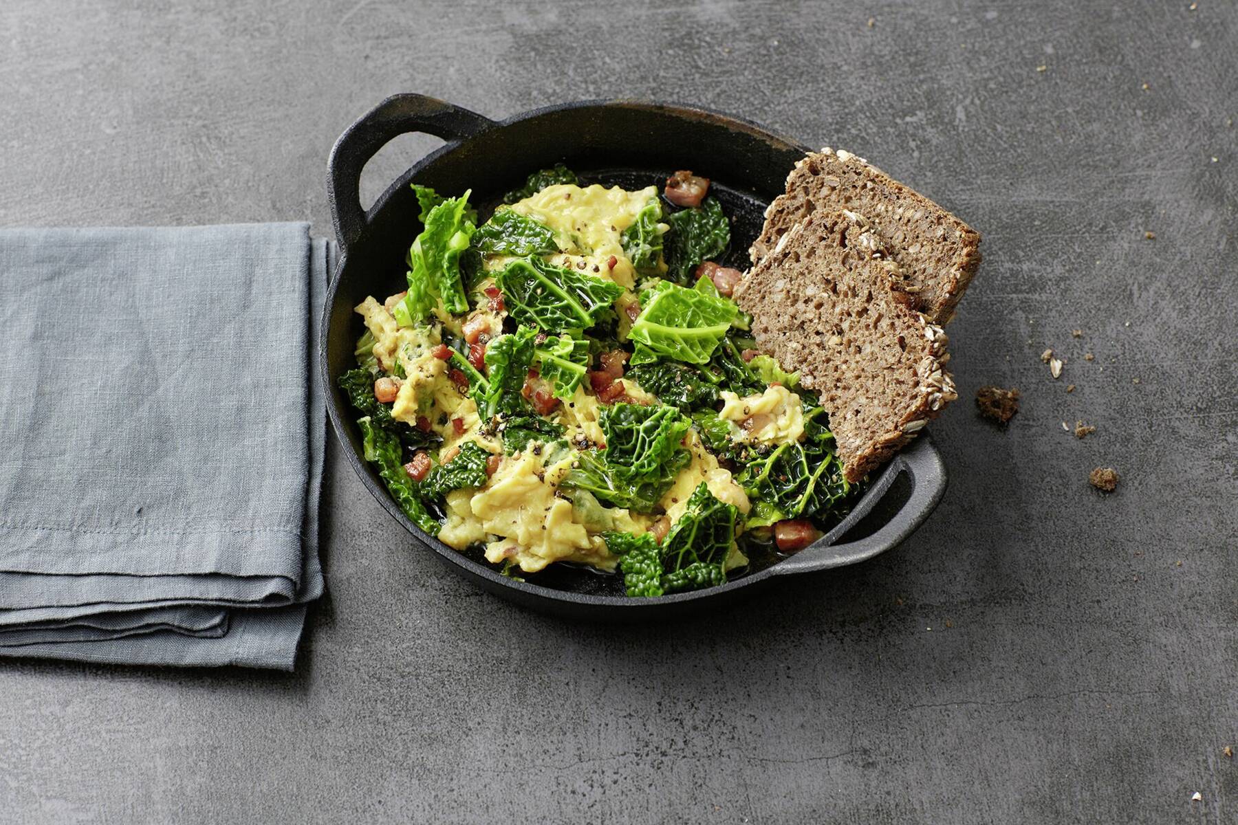 Wirsing-Rührei mit Speck Rezept | Küchengötter Wirsing-Rührei mit Speck Rezept | Küchengötter